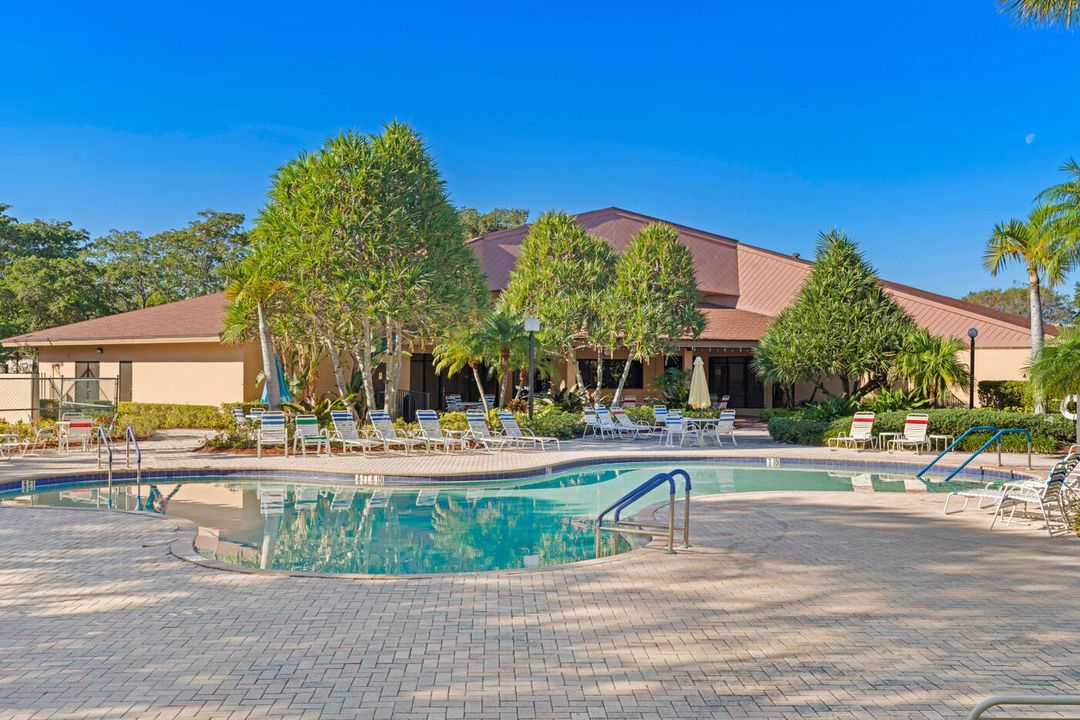 For Sale: $282,000 (2 beds, 2 baths, 1175 Square Feet)