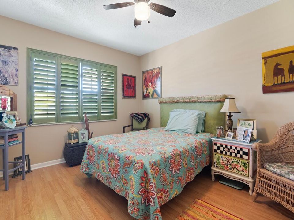 For Sale: $169,900 (2 beds, 2 baths, 1196 Square Feet)