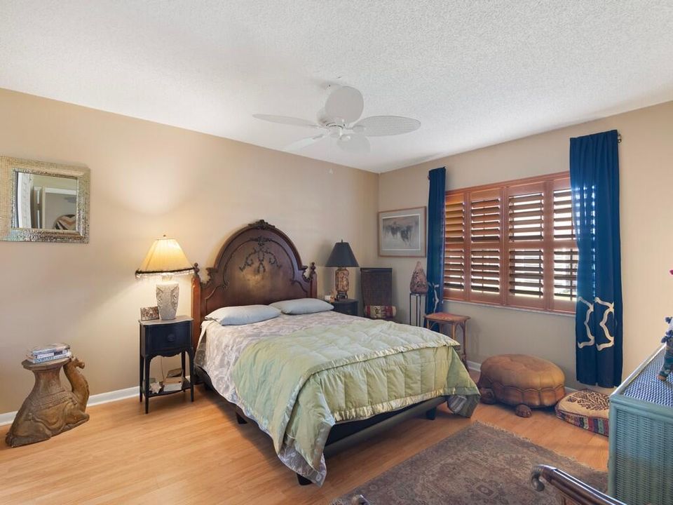 For Sale: $169,900 (2 beds, 2 baths, 1196 Square Feet)