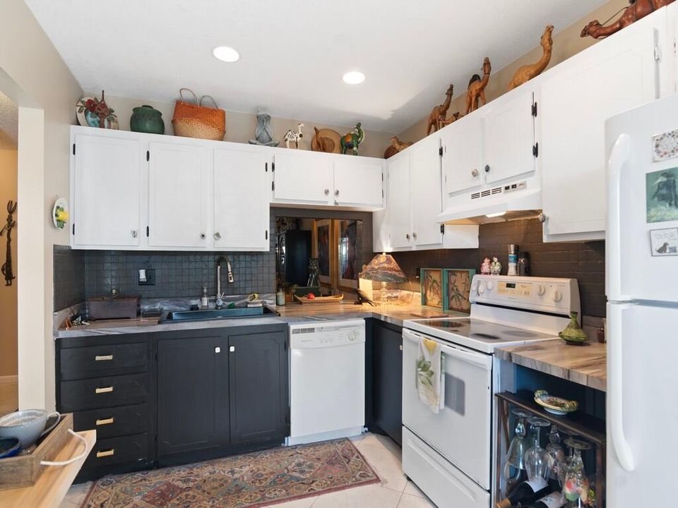 For Sale: $169,900 (2 beds, 2 baths, 1196 Square Feet)