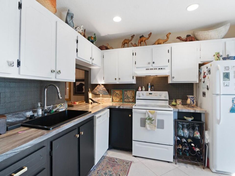 For Sale: $169,900 (2 beds, 2 baths, 1196 Square Feet)