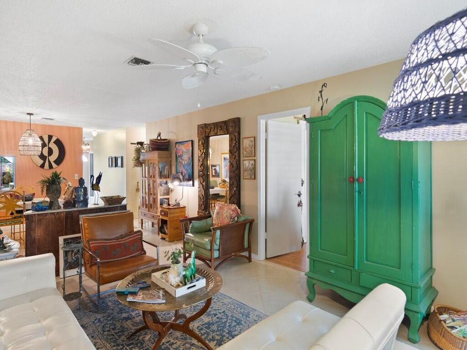 For Sale: $169,900 (2 beds, 2 baths, 1196 Square Feet)