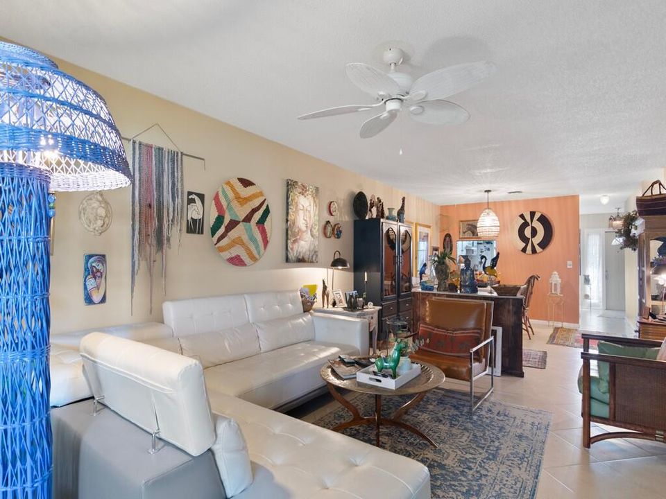 For Sale: $169,900 (2 beds, 2 baths, 1196 Square Feet)