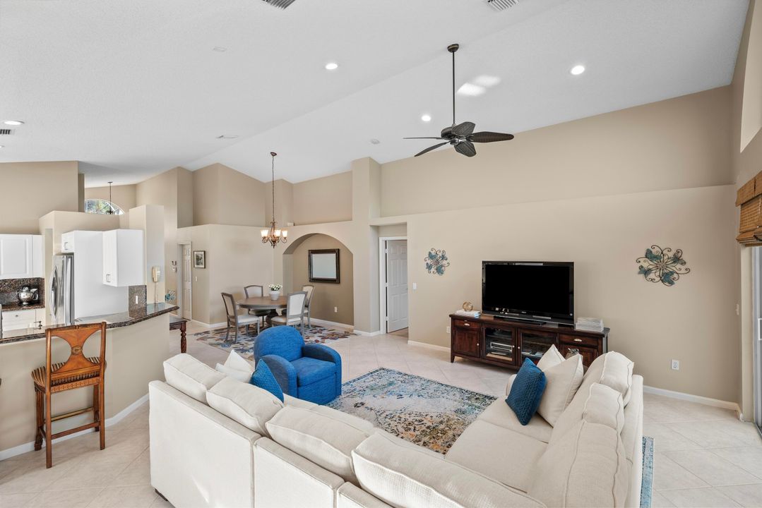 合同活跃: $689,000 (3 贝兹, 2 浴室, 2012 平方英尺)