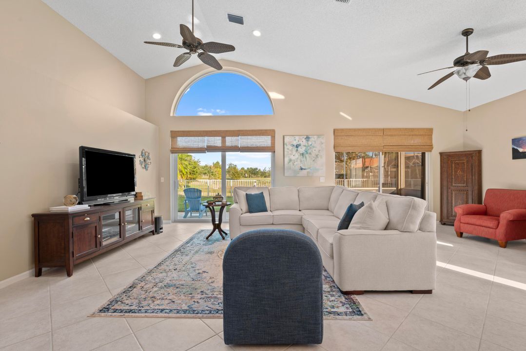 合同活跃: $689,000 (3 贝兹, 2 浴室, 2012 平方英尺)