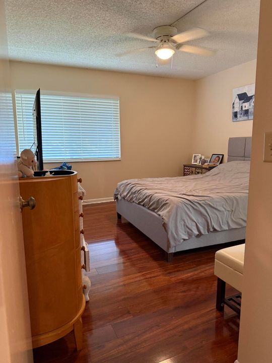 合同活跃: $1,425 (2 贝兹, 2 浴室, 937 平方英尺)