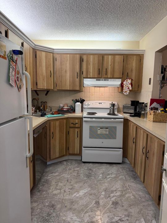 合同活跃: $1,425 (2 贝兹, 2 浴室, 937 平方英尺)