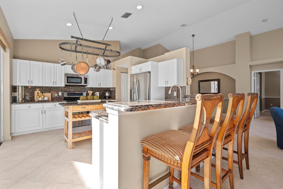 合同活跃: $689,000 (3 贝兹, 2 浴室, 2012 平方英尺)