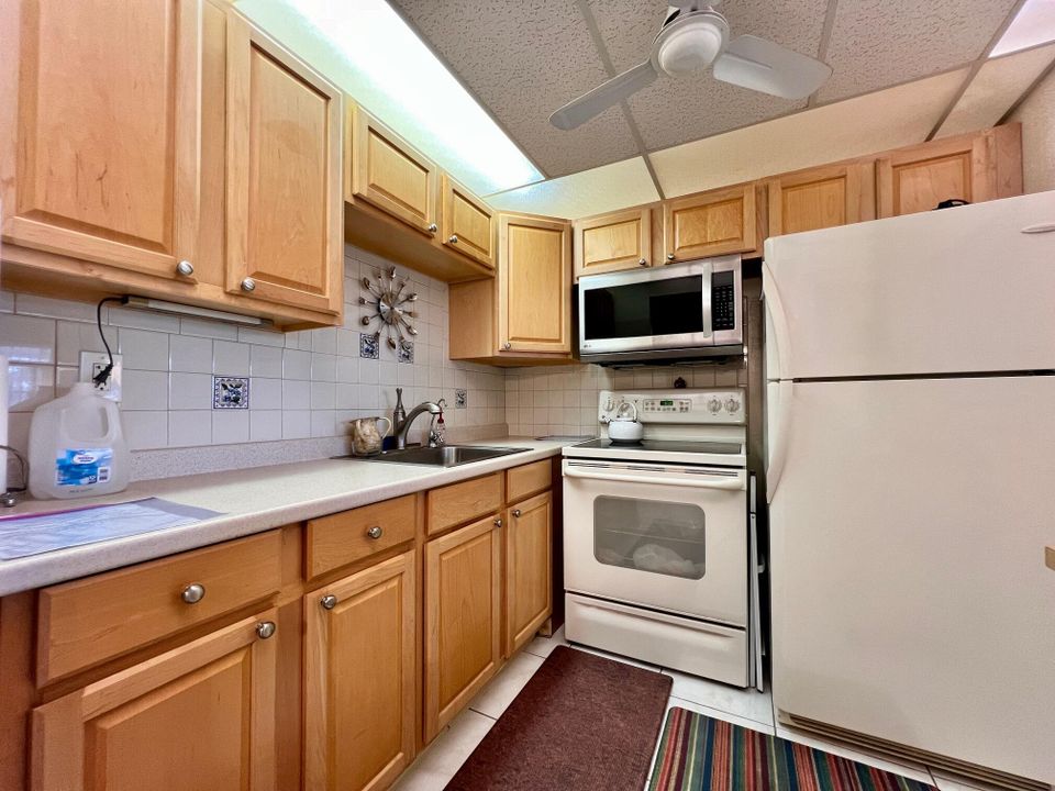 For Sale: $105,000 (1 beds, 1 baths, 684 Square Feet)
