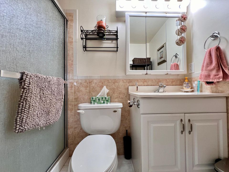 For Sale: $105,000 (1 beds, 1 baths, 684 Square Feet)