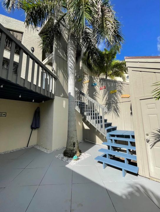 Recently Rented: $4,800 (2 beds, 2 baths, 1400 Square Feet)