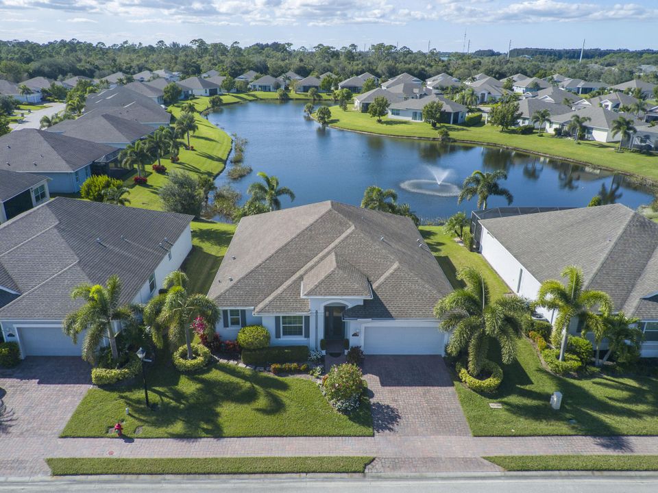 For Sale: $550,000 (2 beds, 2 baths, 2082 Square Feet)