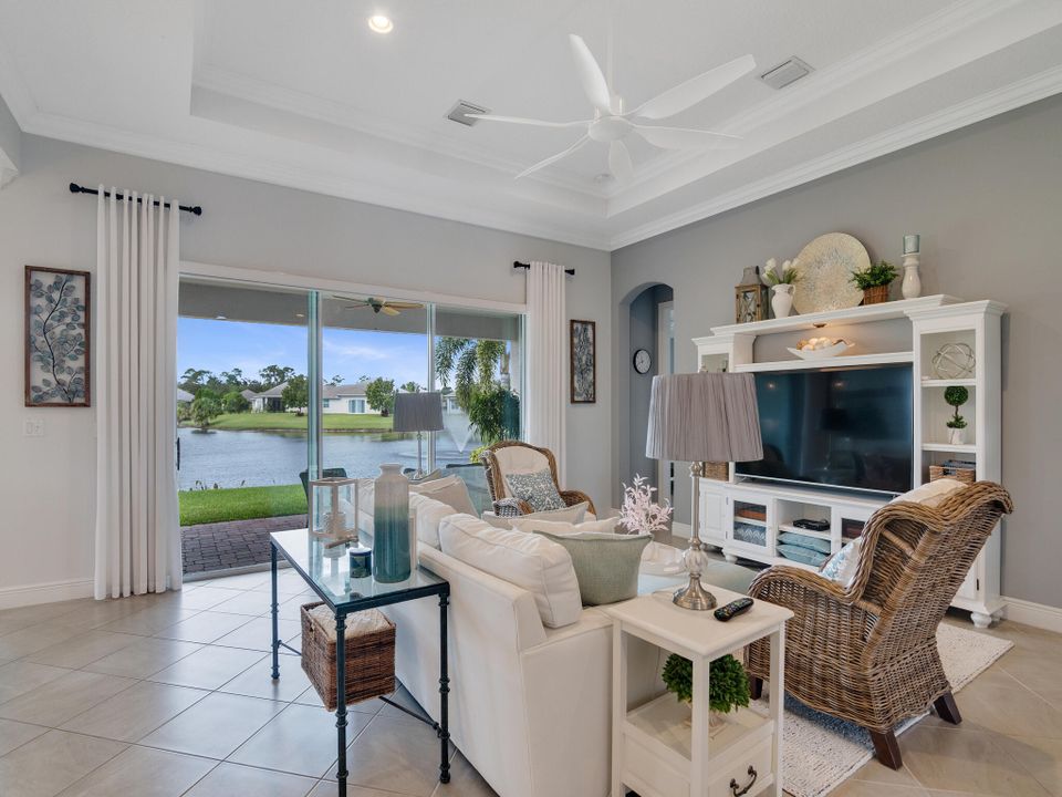 For Sale: $550,000 (2 beds, 2 baths, 2082 Square Feet)