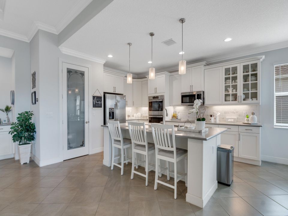 For Sale: $550,000 (2 beds, 2 baths, 2082 Square Feet)