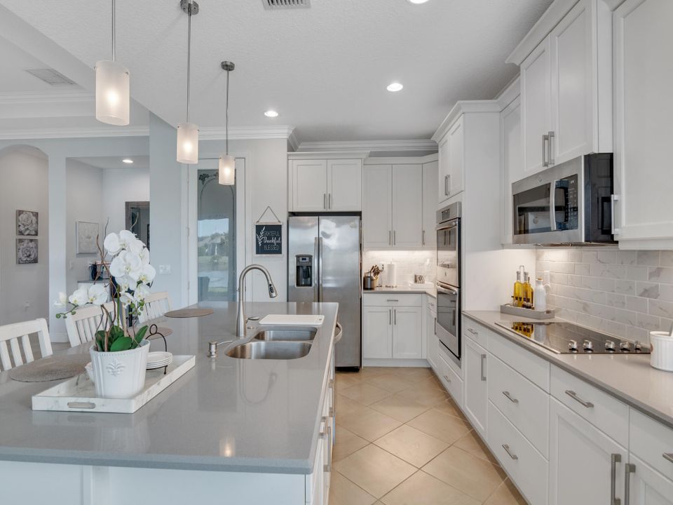 For Sale: $550,000 (2 beds, 2 baths, 2082 Square Feet)