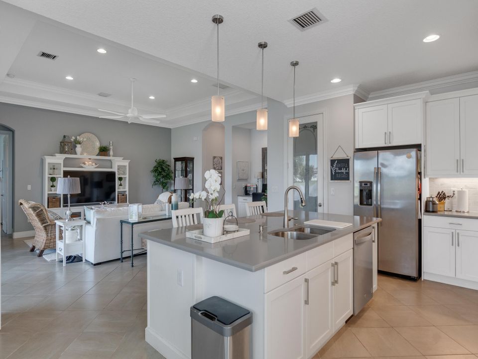 For Sale: $550,000 (2 beds, 2 baths, 2082 Square Feet)