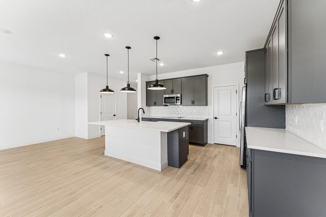 На продажу: $489,995 (3 спален, 2 ванн, 1986 Квадратных фут)