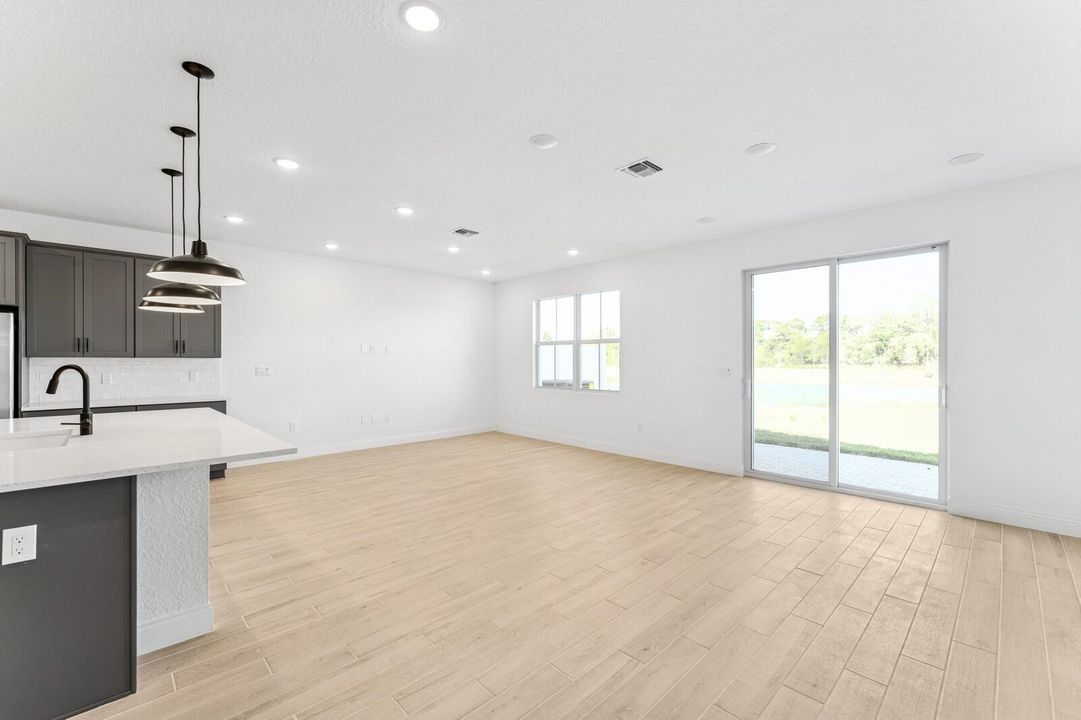 На продажу: $489,995 (3 спален, 2 ванн, 1986 Квадратных фут)