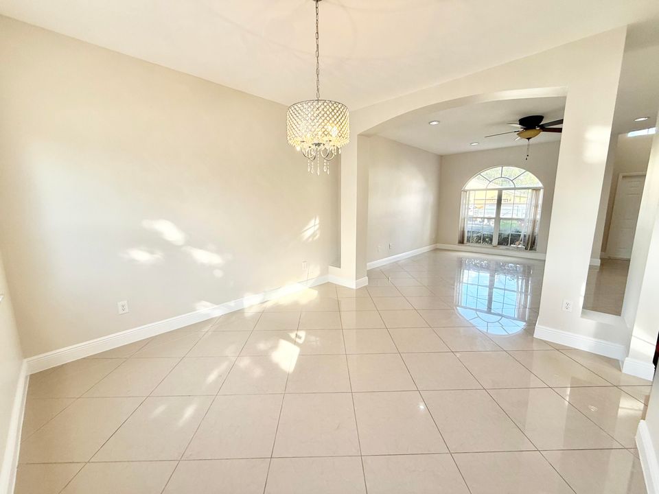 出租: $4,200 (4 贝兹, 2 浴室, 2633 平方英尺)