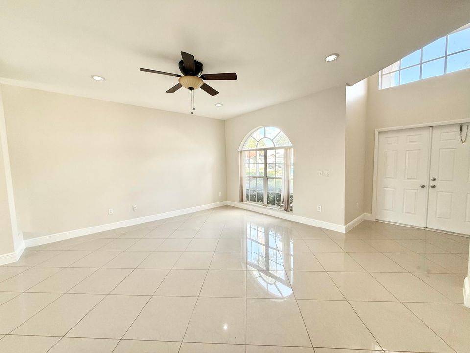 出租: $4,200 (4 贝兹, 2 浴室, 2633 平方英尺)