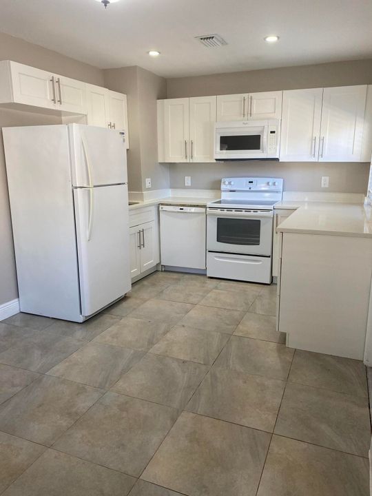 出租: $1,500 (1 贝兹, 1 浴室, 700 平方英尺)