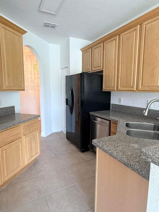 合同活跃: $2,350 (3 贝兹, 2 浴室, 1338 平方英尺)