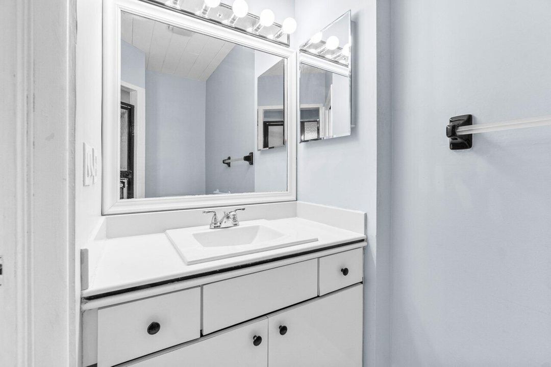 For Sale: $1,900,000 (3 beds, 2 baths, 1480 Square Feet)