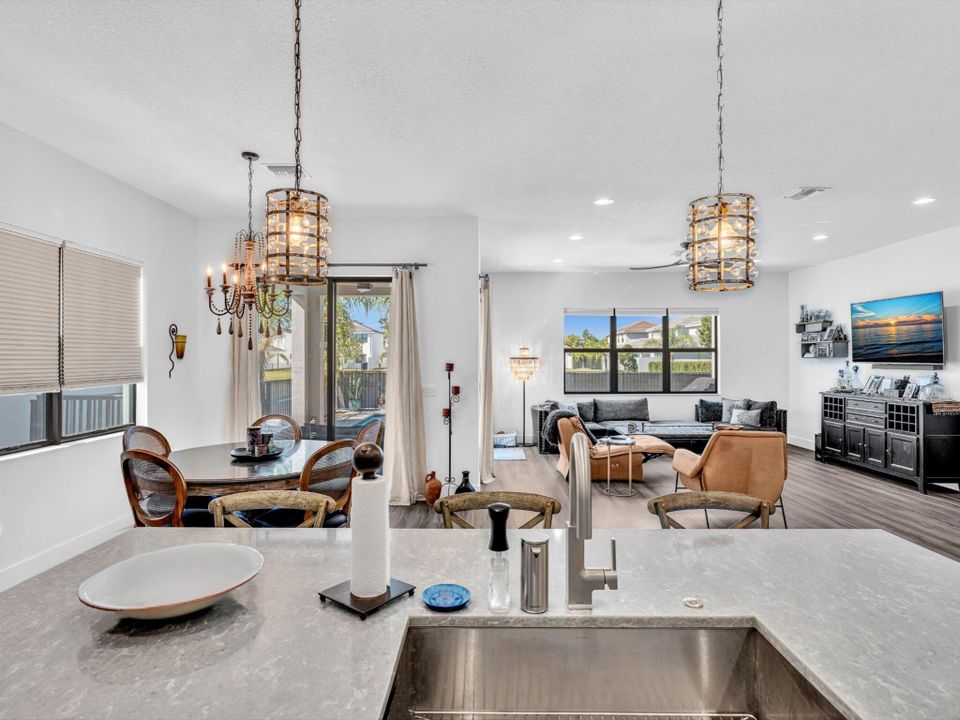 待售: $875,000 (3 贝兹, 2 浴室, 2105 平方英尺)