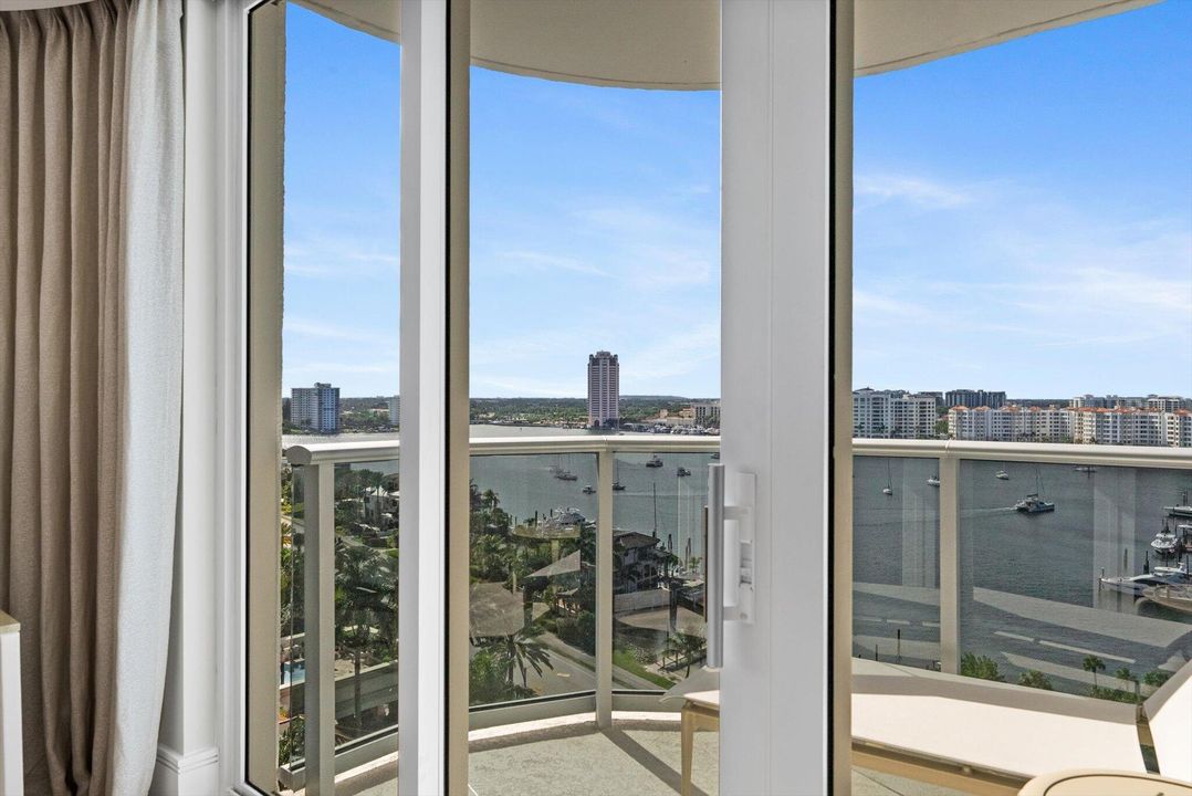 合同活跃: $3,650,000 (3 贝兹, 3 浴室, 2296 平方英尺)