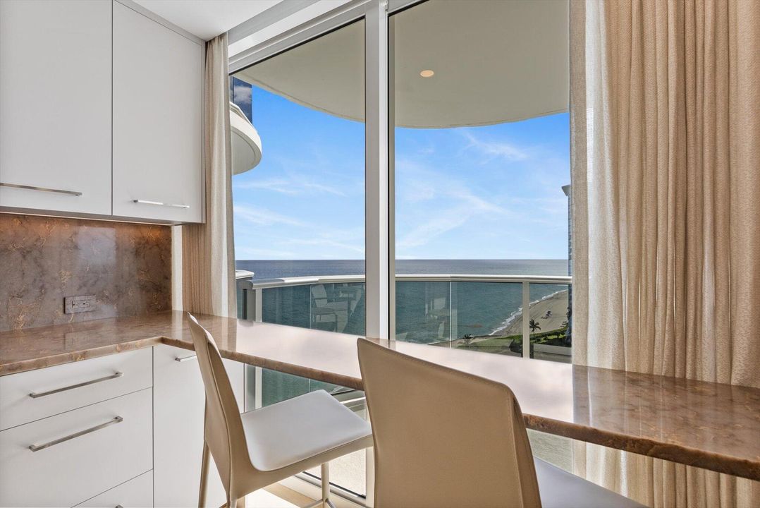 合同活跃: $3,650,000 (3 贝兹, 3 浴室, 2296 平方英尺)