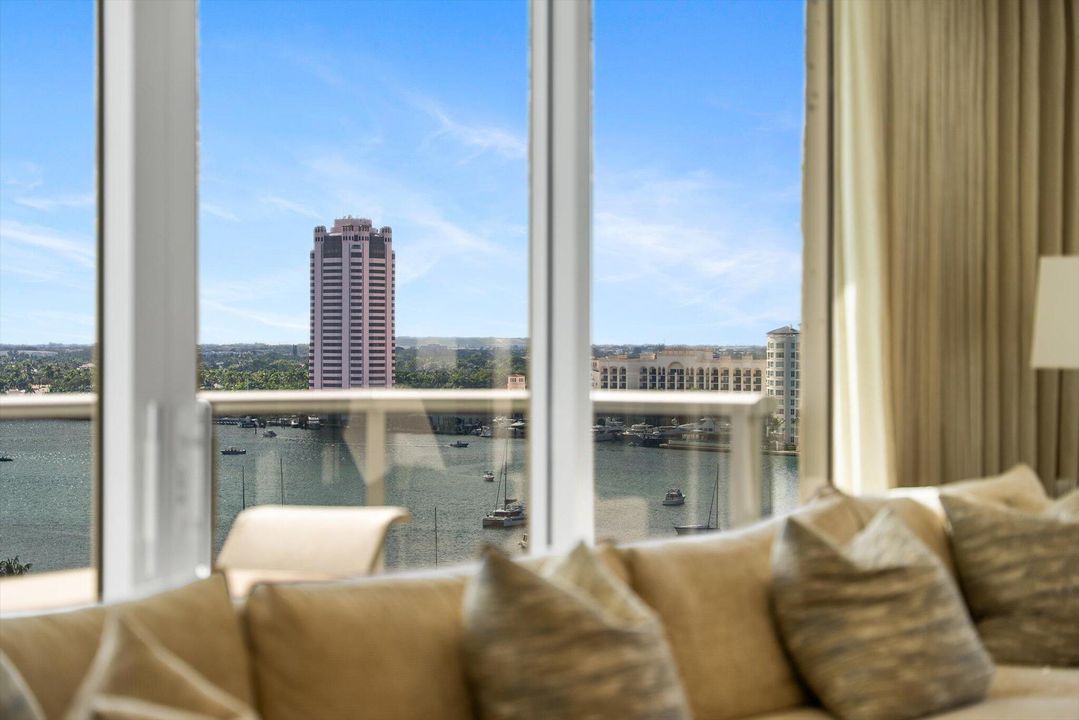 合同活跃: $3,650,000 (3 贝兹, 3 浴室, 2296 平方英尺)