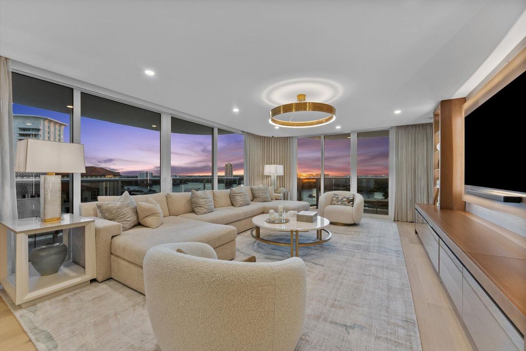 合同活跃: $3,650,000 (3 贝兹, 3 浴室, 2296 平方英尺)