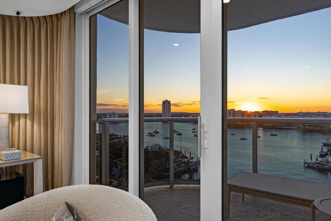 合同活跃: $3,650,000 (3 贝兹, 3 浴室, 2296 平方英尺)