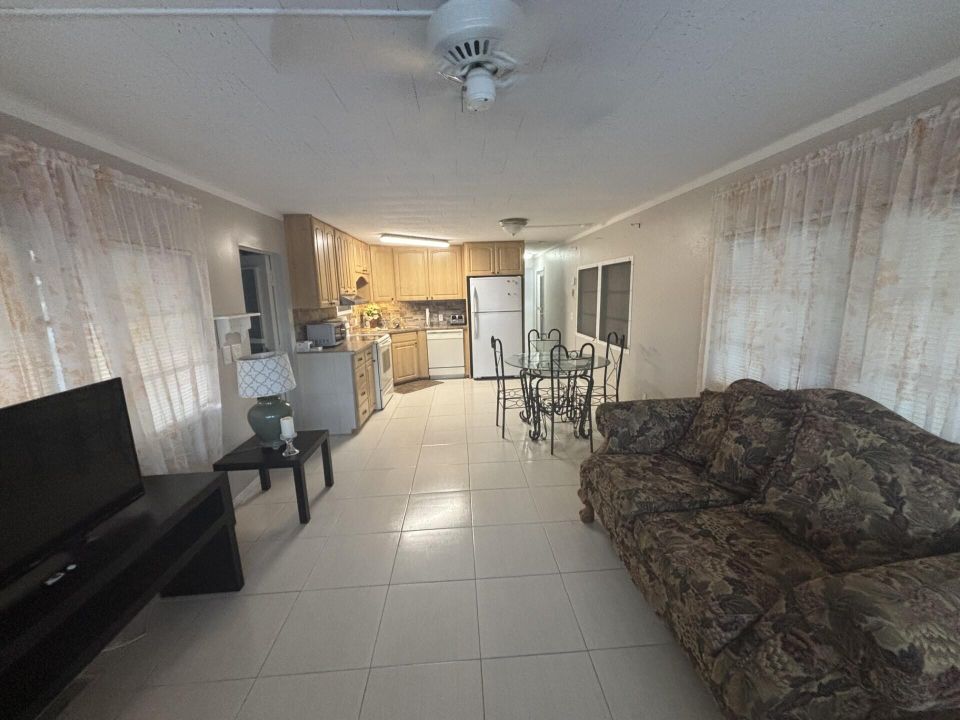 На продажу: $45,000 (2 спален, 1 ванн, 819 Квадратных фут)