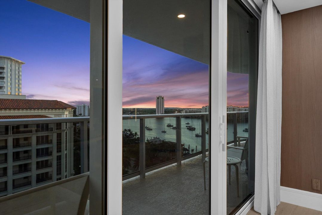 合同活跃: $3,650,000 (3 贝兹, 3 浴室, 2296 平方英尺)