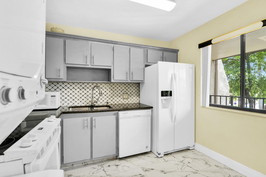Active With Contract: $159,000 (1 beds, 1 baths, 761 Square Feet)
