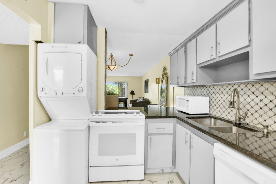 Active With Contract: $159,000 (1 beds, 1 baths, 761 Square Feet)