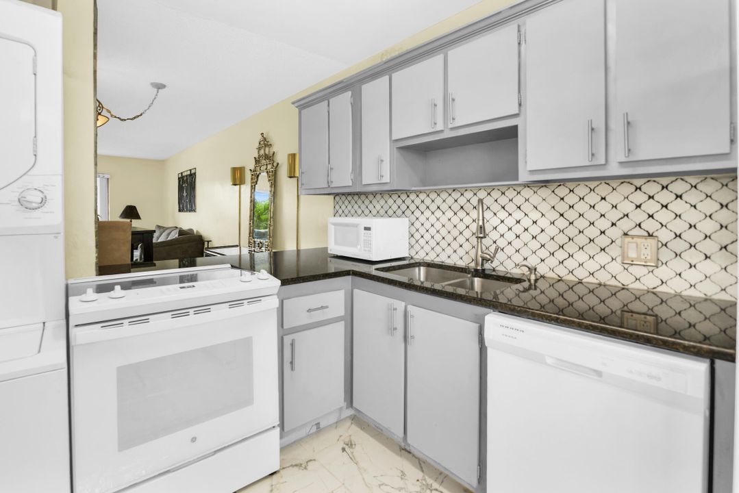 Active With Contract: $159,000 (1 beds, 1 baths, 761 Square Feet)