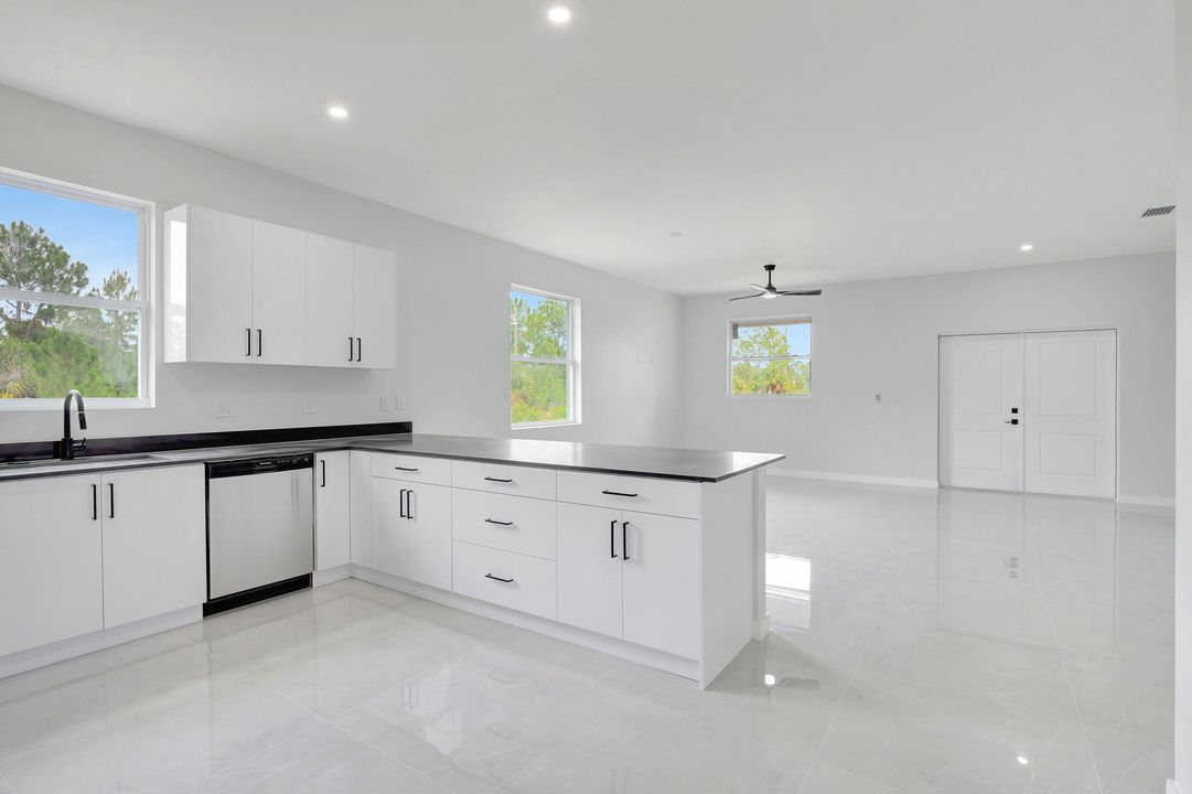 For Sale: $309,999 (3 beds, 2 baths, 1546 Square Feet)