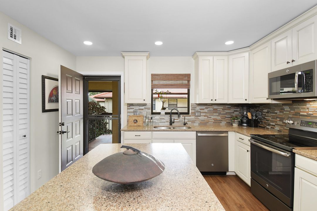 Под контрактом: $267,000 (2 спален, 2 ванн, 1107 Квадратных фут)