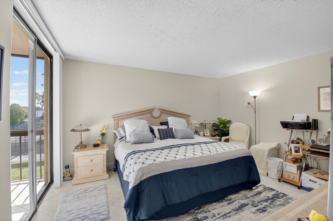 待售: $211,900 (1 贝兹, 1 浴室, 724 平方英尺)