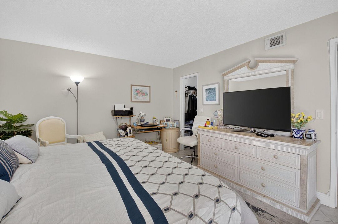 待售: $211,900 (1 贝兹, 1 浴室, 724 平方英尺)