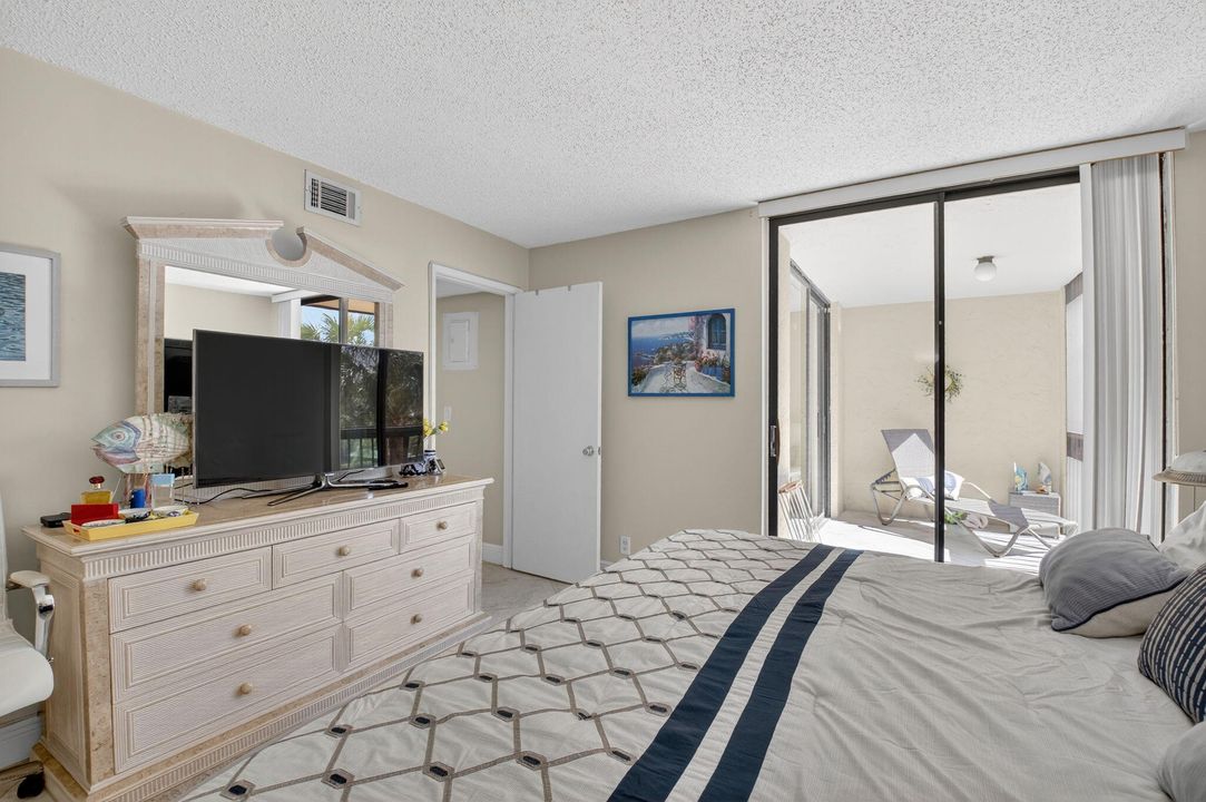 待售: $211,900 (1 贝兹, 1 浴室, 724 平方英尺)