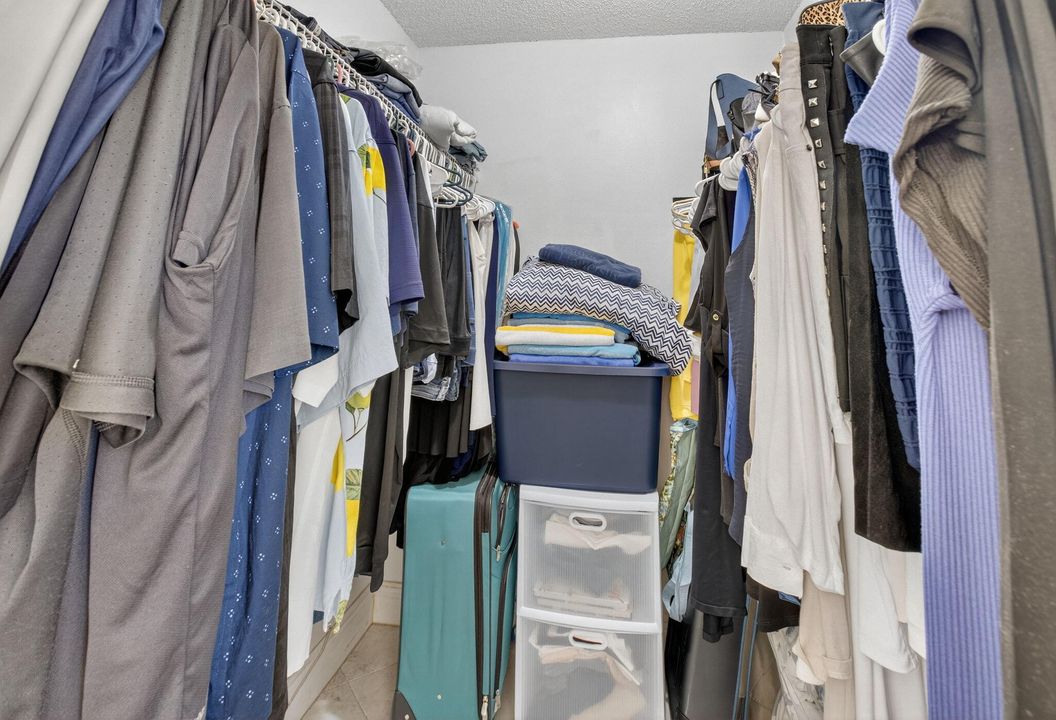 待售: $211,900 (1 贝兹, 1 浴室, 724 平方英尺)