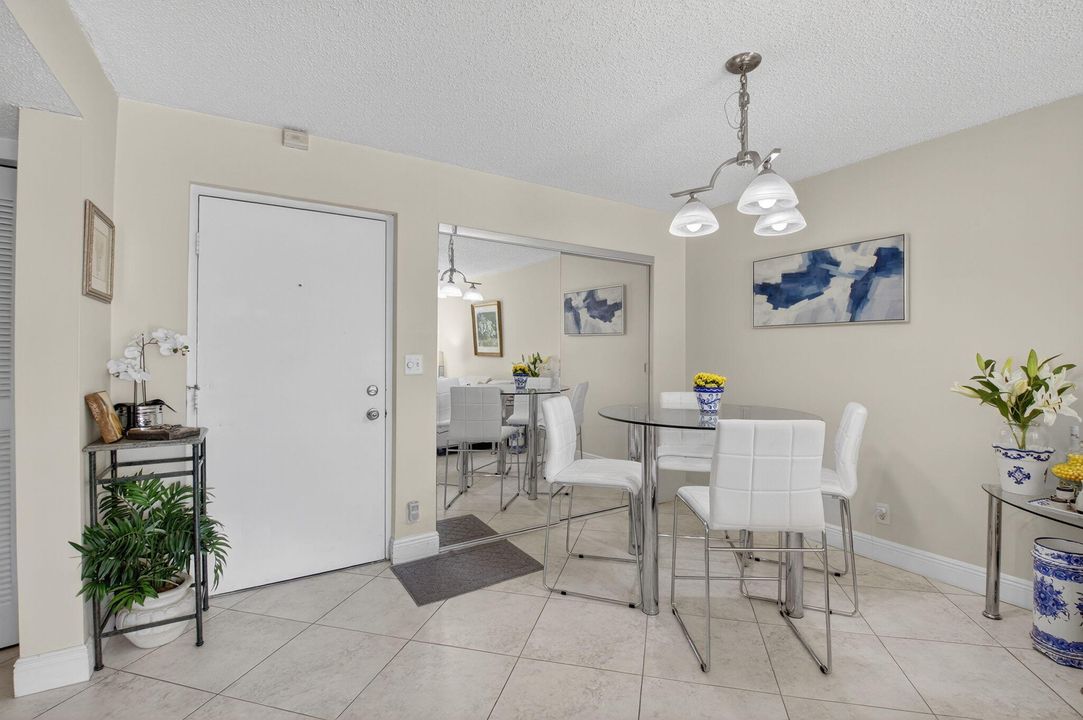 待售: $211,900 (1 贝兹, 1 浴室, 724 平方英尺)