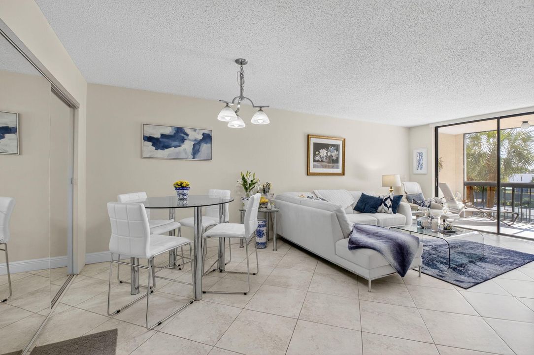 待售: $211,900 (1 贝兹, 1 浴室, 724 平方英尺)