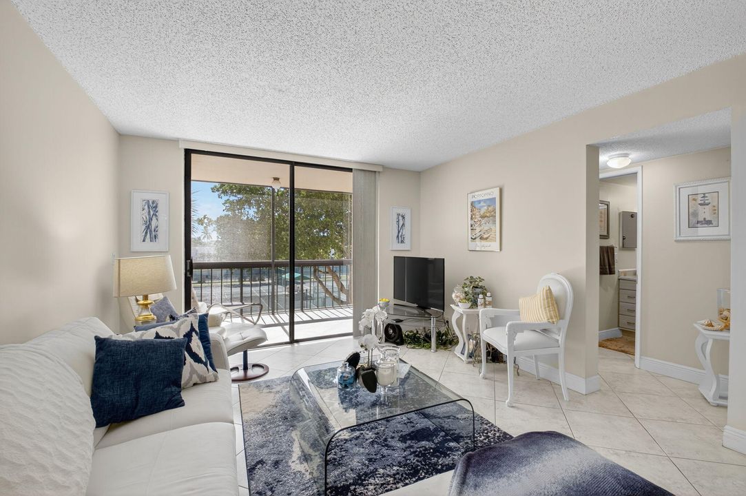 待售: $211,900 (1 贝兹, 1 浴室, 724 平方英尺)