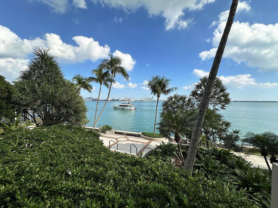 For Rent: $4,700 (2 beds, 2 baths, 1278 Square Feet)