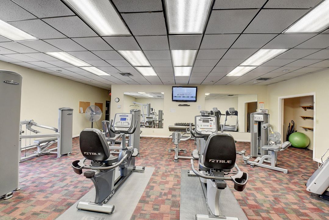 待售: $211,900 (1 贝兹, 1 浴室, 724 平方英尺)