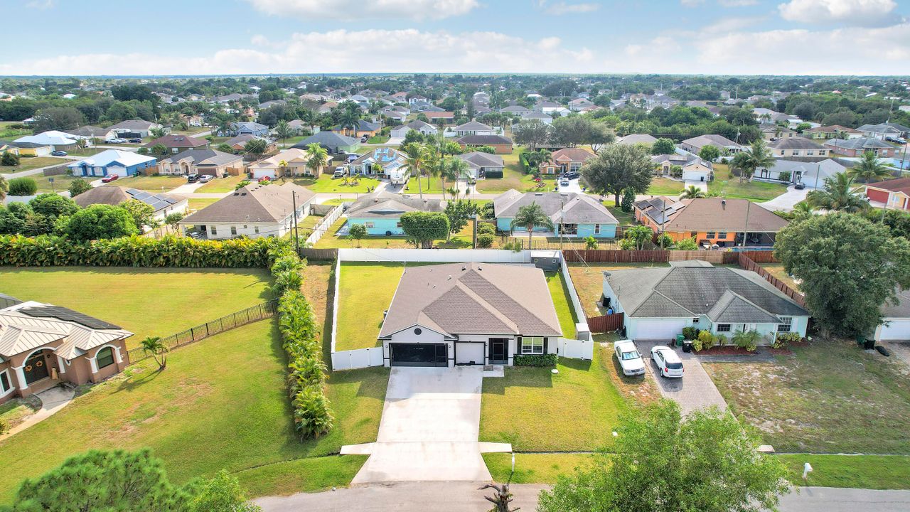 待售: $560,000 (4 贝兹, 2 浴室, 2066 平方英尺)